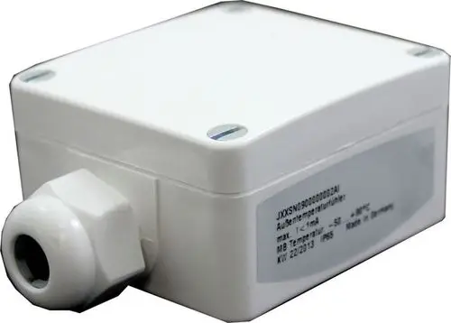 Weißer Außensensor für Wärmepumpe, gefertigt von Wolf. Das Gehäuse ist rechteckig mit einem seitlichen Anschluss. Technische Angaben sind auf der Seite sichtbar.